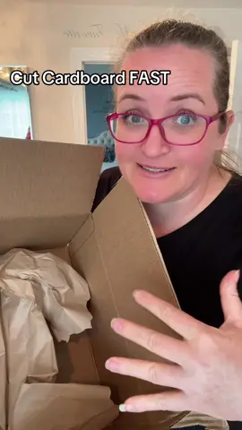 I’m obsessed with my new adult toy: electric scissors! I can cut through cardboard boxes with super speed and precision with this electric cutter by @Fanttik! #fanttik #electricscissors #fanttikbrandday #cooltools #giftinspo 