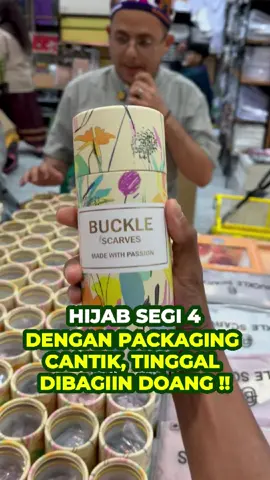 Hijab segi 4 Buckle Scarves masih hangat baru datang nih. Kali ini ada packaging yang cantik, cocok untuk souvenir maupun oleh-oleh umroh. Tinggal bagiin doang #souvenirmurah #kerudung #kerudung segi 4yg lgi viral #hijabsegiempat #bucklescarves 