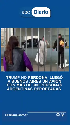 🔵TRUMP NO PERDONA: LLEGÓ A BUENOS AIRES UN AVIÓN CON MÁS DE 300 PERSONAS ARGENTINAS DEPORTADAS 📍Es un operativo especial del Servicio de Inmigración estadounidense, que utiliza un avión contratado para repatriar migrantes irregulares 🇺🇸Fueron deportados por decisión unilateral de Estados Unidos, algunos cuentan con antecedentes penales y otros no 👉🏼Ya son más de 300 personas deportadas ✈️Este no sería el primer avión que llega a nuestro país, habrían ingresado dos aviones más que no se dieron a conocer ya que el gobierno intenta mantener este operativo en silencio 💬Uno de los argentinos que fue deportado, M.L.R, de 25 años, contó que fue detenido hace poco más de un mes en Texas, tras haber cruzado a Estados Unidos desde México. “No somos criminales, no matamos ni violamos, solo vamos por el ‘sueño americano’”, afirmó el joven, que ahora quedó separado de su esposa y su hijo, que están en México