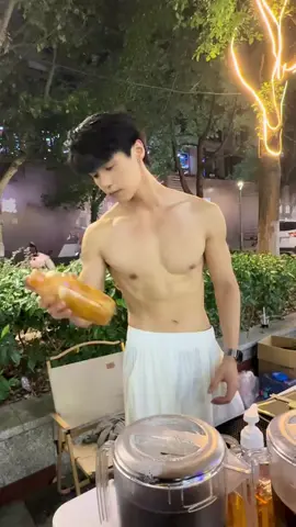 Ladies gather to drink lemon tea and get free abs to take home🍋‍🟩