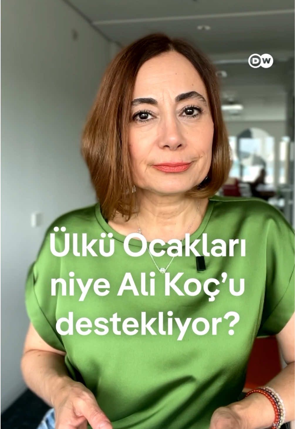 Ali Koç konuşma... Ali Koç ve Fenerbahçe gündemde. Fenerbahçe hafta sonu seçimlere gidiyor. Ali Koç, Hakan Bilal Kutlualp ve Sadettin Saran başkanlık için yarışacak. Fenerbahçe camiasında Ali Koç’a yoğun eleştirilerin olduğu bir dönemde seçimi kimin kazanacağına dair soru hala yanıt bulmuş değil. Tam bu süreçte Ülkü Ocaklarından arka arkaya Ali Koç’a destek mesajları verilmeye başladı. Ali Koç'un MHP ile ilişkisi de tartışılıyor. Fenerbahçe seçimine bu desteğin etki edip etmeyeceği bilinmezken, bazı taraftar grupları bu desteklere tepki gösterdi.    #Fenerbahçe #ülküocakları #MHP #Alikoç #dwhaber