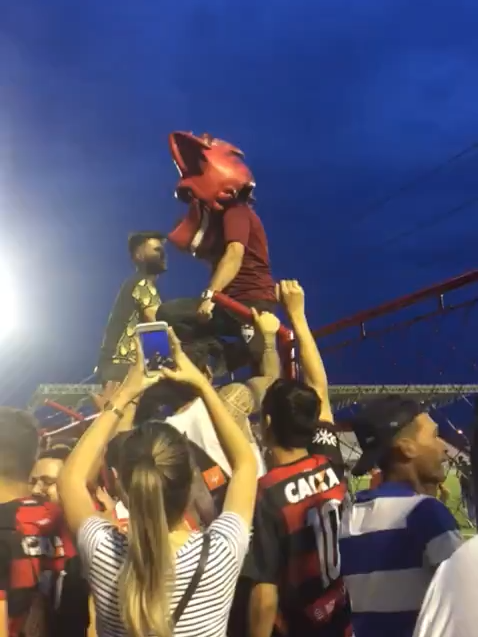 🔥🐉❤️ VIVI MOMENTOS ÚNICOS E VIVO MOMENTOS ETERNOS! ❤️🐉🔥 Cada vitória 🏆⚽, cada título 🥇🔥, cada batalha vivida com a família atleticana 👨‍👩‍👧‍👦❤️🖤, com a força da Dragões Atleticanos 🎶🔥🐉 e com o Atlético Goianiense 🏟️⚽🔥 é parte da minha história 🙌✨. Dar vida ao Dragolino 🎭🐉 não é só trabalho… é paixão ❤️🔥, é fé 🙏✨, é amor de corpo e alma 💪🐉❤️. Esse personagem é mais que um símbolo: é parte da minha vida e da vida de gerações rubro-negras 🖤❤️🐉. 🌟🔥🐉 Esse é o amor infinito que me move todos os dias! 🐉🔥🌟 — Paulo Marcos Dragolino #️⃣ #AmorInfinito ❤️🔥🐉 #AtléticoGoianiense 🏟️⚽🔥 #Dragolino 🎭🐉❤️ #FamíliaAtleticana 👨‍👩‍👧‍👦🔥 #DragõesAtleticanos 🎶🐉🔥 #PaixãoRubroNegra 🖤❤️🔥 #CorpoEAlma 💪🐉❤️ #DeusNoComando 🙏✨🐉 #SouDragãoSempre 🐉🔥