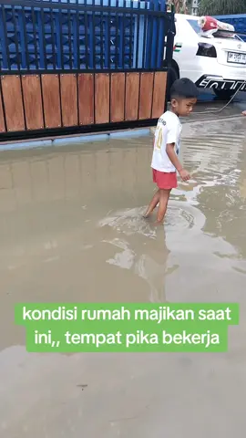 alhamdulillah sudah surut ,,tinggal membersihkan, dan ngepel,, siap lembur pika malm ini😢