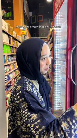 This was 1 am in the morning and my hijab is giving up on me 😌