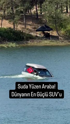 YANGWANG U8: BYD’nin lüks ve son teknoloji SUV’u YANGWANG markasının ilk seri üretim modeli olan U8, BYD’nin 20 yılı aşkın AR-GE birikiminin ve inovasyon vizyonunun bir sonucu olarak ortaya çıktı. Performans, güvenlik ve ileri teknolojiyi bir arada sunan U8, lüks SUV segmentinde “fütüristik teknoloji, olağanüstü off-road kabiliyeti ve premium yaşam alanı” kombinasyonu ile öne çıkıyor. YANGWANG’ın temeli, 2004’te tanıtılan BYD ET konseptine dayanıyor. ET, dört motorlu bağımsız aktarma sistemini dünyaya ilk kez tanıtmıştı. 20 yıl sonra bu vizyon, e4 platformu ile seri üretime taşındı.   Markanın logosu, “elektrik” anlamına gelen en eski Çince hiyerogliflerden Dian’dan esinlenmiş olup, ilerleme ve bilinmeyene cesurca yol almayı simgeliyor.   Dünyanın en prestijli tasarım ödüllerinden olan IF Tasarım Ödüllü U8’in öne çıkan teknolojileri arasında yüzme kabiliyeti dikkat çekiyor. Araç, bu özelliği sayesinde karada ilerledikten sonra su üzerinde de yol alabiliyor. Bir diğer yenilikçi özellik olan Tank Dönüşü ise dört tekerin ters yönlerde dönmesiyle aracın kendi etrafında 360 derece dönmesine imkân tanıyor.   49,05 kWh Blade Batarya ve CTC (Cell-to-Chassis) entegrasyonu ile 880 kW (1.196 PS) güç ve 1.280 Nm tork sunan araç, 0’dan 100 km/s hıza 3,6 saniyede ulaşıyor ve azami 200 km/s hız yapabiliyor. CLTC protokolünde, aracın karma sürüş menzili 1.000 km, elektrikli sürüş menzili ise 180 km olarak açıklanıyor.   Araç içi uydu iletişimi, gece görüş sistemi ve opsiyonel drone kitiyle donatılmış olan U8, aynı zamanda VtoL enerji paylaşımı ve 15+1 kişiselleştirilebilir off-road modu gibi özelliklerle de dikkat çekiyor. DiSus-P hidrolik gövde kontrol sistemi, 20 inç dövme alaşım jantlar, su geçirmez hava girişi ve sabit yan basamak gibi donanımlar da araca üstün bir kullanım deneyimi sağlıyor. #işbirliği @BYD Türkiye 