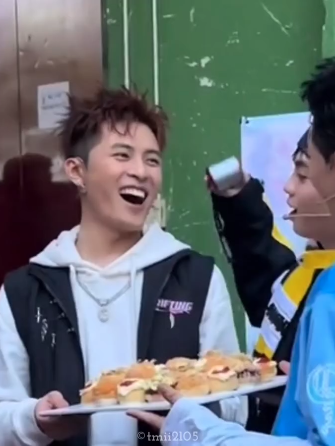 Có một cậu bé quá chời cưng, quá chời dễ thương khi ra thăm foodtruck của các anh trai 🥰🥰🥰 Nguồn vid: tmii2105 + swiitie._an + vann.youngju  #Negav #NegavAnhTraiSayHi2025 #AnhTraiSayHi #AnhTraiSayHi2025 #EmbesAlwaysHere #viraltiktok