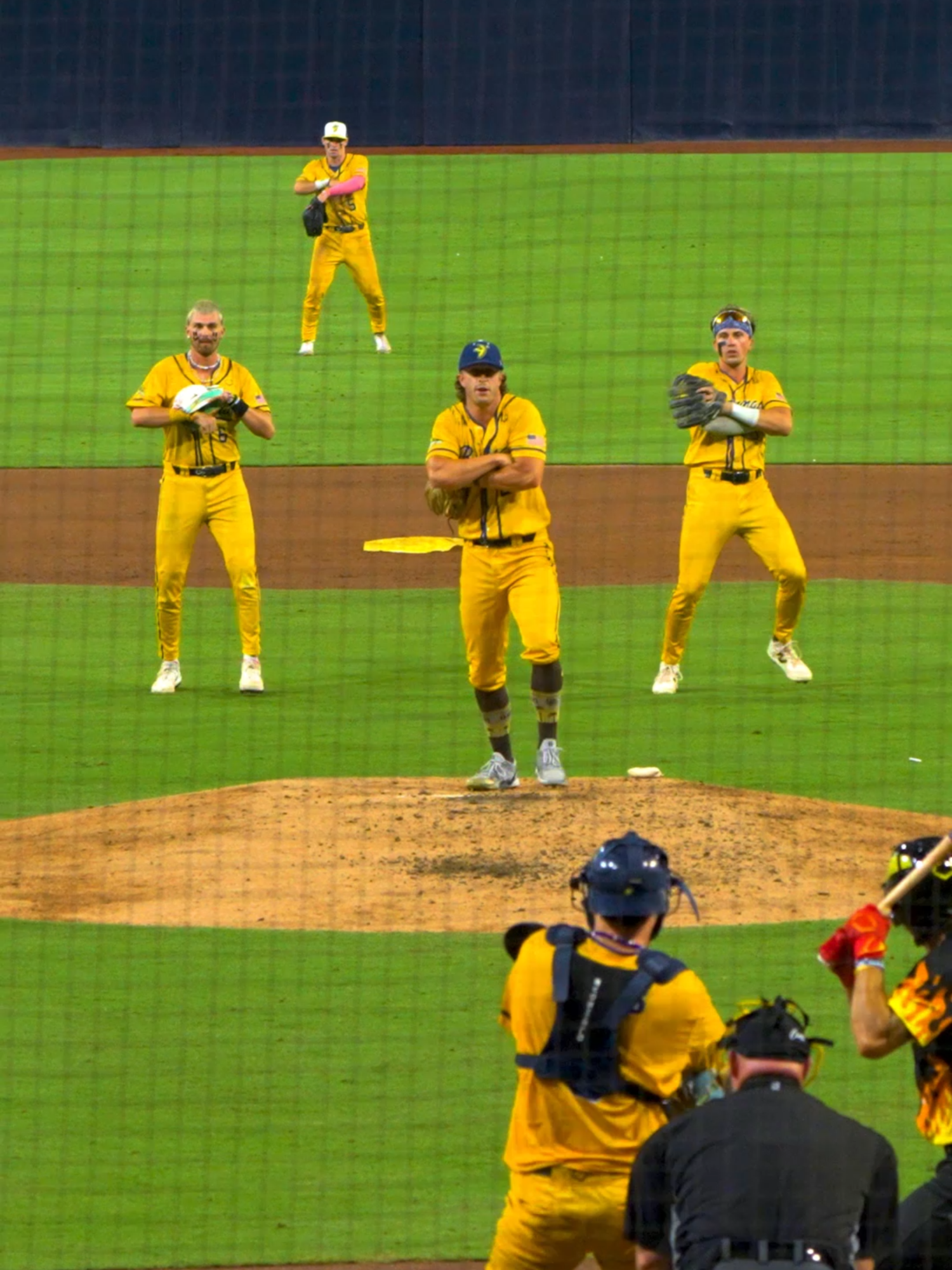 dances 🤝 trick plays @jared_donalson @theglovemagician @jacksonolson_ @david.meadows #savannahbananas #bananaball #trending #dance #foryoupage