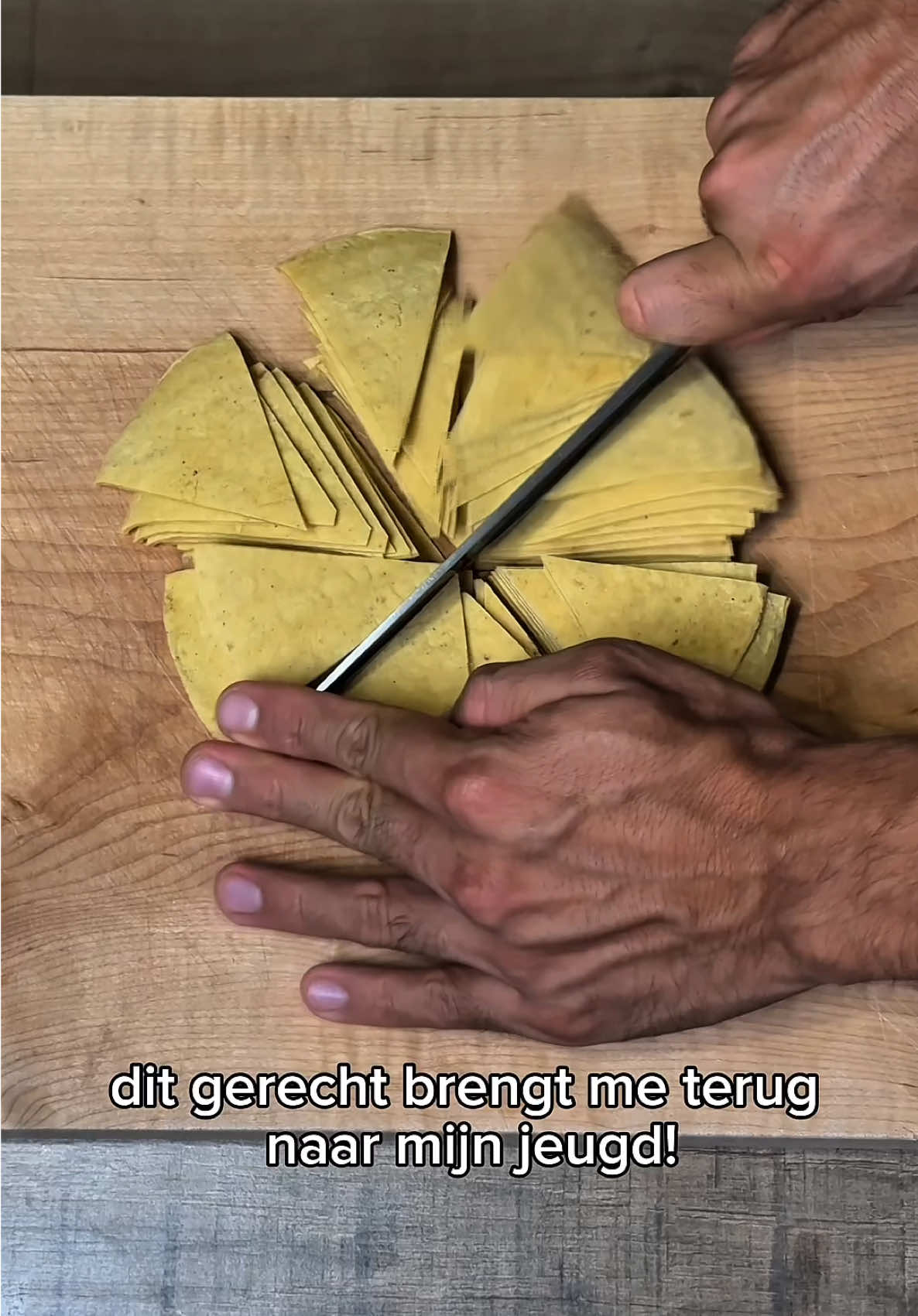 Volg me voor meer Mexicaanse recepten 🇲🇽 Chilaquiles (2 Personen) Ingrediënten:  Voor de tortillachips: - 12 mais tortillas - 1 l zonnebloemolie (voor frituren) Voor de salsa: - 3 roma tomaten - 2 teentjes knoflook - 3 jalapeno pepers - 30 gr verse koriander - 1 tl zeezout - 1 tl komijnzaad - 125ml warm water (voor de salsa) Voor de garnering: - 2 eieren - 1 el zonnebloemolie - 1 avocado - 1/2 rode ui - 50ml creme fraiche  - 50 gr jonge brokkelkaas Bereidingswijze:   Stap 1: Snijd de 12 tortilla’s op elkaar in zes delen Stap 2: Verhit je zonnebloemolie tot 175-180gr Stap 3: Frituur de gesneden tortilla’s tot goudbruin gebakken en wanneer ze stoppen met bubbelen Stap 4: Snijd de tomaten & jalapeno pepers door de helft, pel de knoflook Stap 5: Rooster deze groenten in een koekenpan en blend fijn in een blender met wat warm water Stap 6: Nu de ‘’salsa’’ gereed is, bak je deze in zonnebloemolie Stap 7: Laat de salsa even sudderen tot het een wat dikkere consistentie wordt Stap 8: Breng de ‘’salsa’’ op smaak met zout en komijn Stap 9 : Doe de gefrituurde tortilla’s kort in de salsa! Let op! Echt kort, anders worden ze sompig! Dat wil je echt niet! Stap 10: Serveer de chilaquiles op het bord, garneer af met rode ui, avocado, koriander blad, crème fraiche & jonge brokkelkaas #mexicaans #recept      