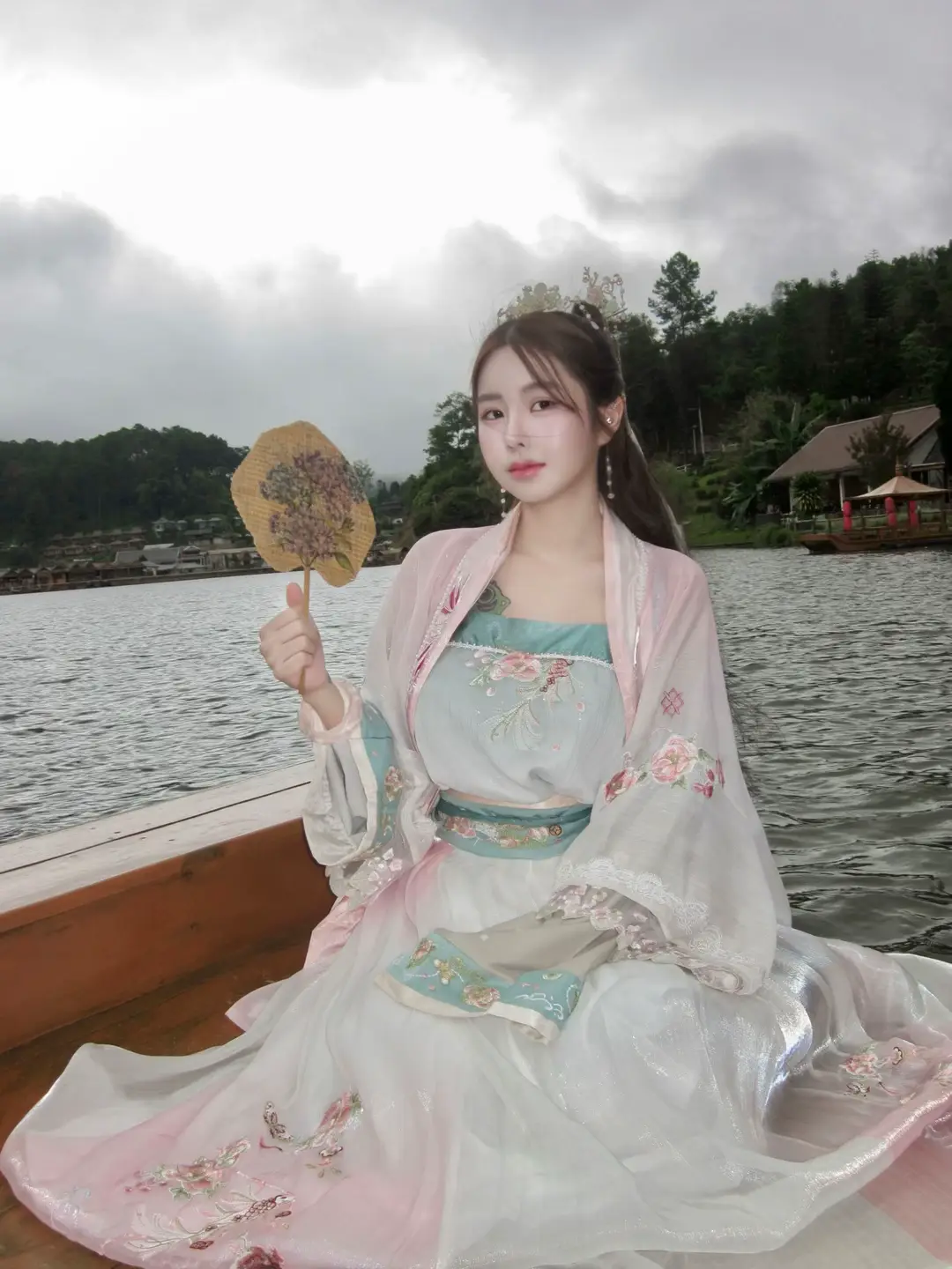 ล่องเรือ low season ณ บ้านรักไทย 👀 พิกัดร้านชุด : ฮั่นฟู #บ้านรักไทย #บ้านรักไทยแม่ฮ่องสอน #ชุดจีนโบราณ #ถ่ายรูปชุดจีน #spynakamon 