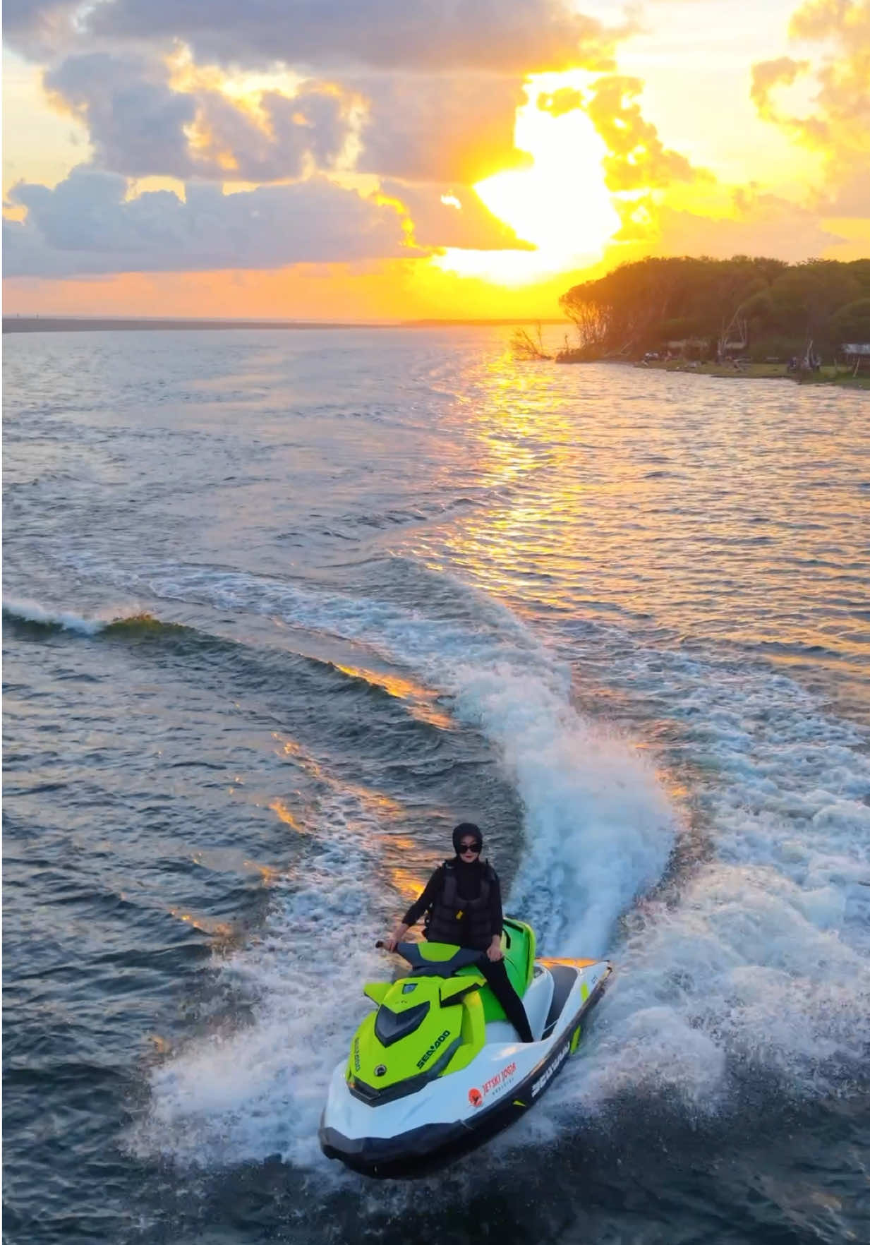Main jetski di jogja dengan documentasi terbaik tentunya hanya di jetski jogja official laguna view depok bantul 🔥🤙💦🏄🏻‍♂️🌊 #jetskijogja #explorejogja #seadoo #watersport #lagunaviewdepok 