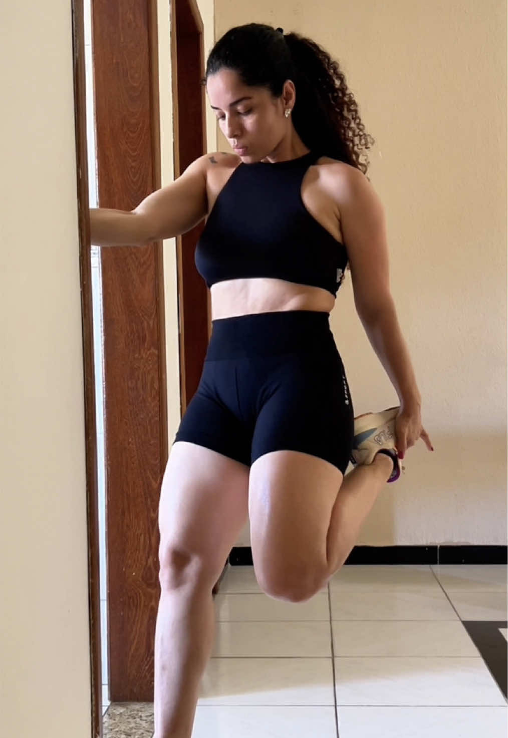 Querida, você só precisa de uma parede, seu peso corporal é boa vontade. Tem isso aí? Então, bora! Seu corpo não precisa de academia para ficar em forma, ele precisa de movimento e boa alimentação. Seu corpo vai reagir de acordo com a suas escolhas, independente de qual seja ela. Com 30 minutos diários você consegue fazer um bom treino e mudar completamente seu corpo. Se você gostou… faz e depois salva para não perdê-lo. E, já manda para aquela amiga que também está precisando desse treino. #emagrecimento #treinoemcasa #dieta #saude