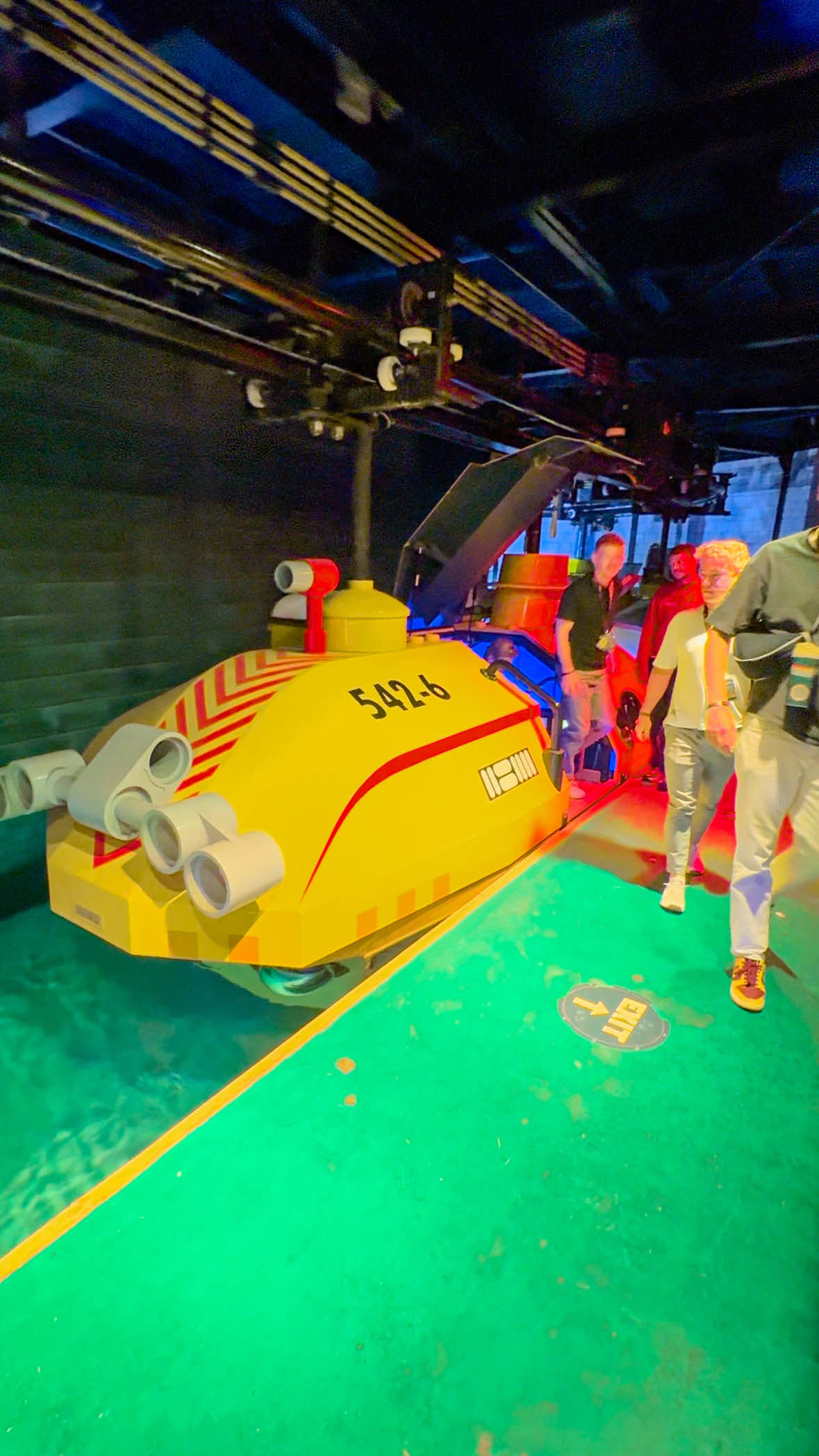 Submarine attraction: ever seen something like this? 🤔🐠 Guests step into a submarine and glide through an aquarium filled with tropical fish, rays, and even small sharks. Alongside the real marine life you’ll also spot LEGO sea creatures. Deap Sea Aventure is located at Legoland Windsor. 🇬🇧 #legoland #windsor #submarine #aquarium #attraction 