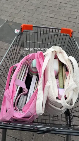 This bag literally take my whole life to work!🎀 Each time opening to see the inside make me feel happy! I’m a pink girls now ,no more boring longchamp anymore! #totebag #workbag #womensbag #trendybags #longchamp 