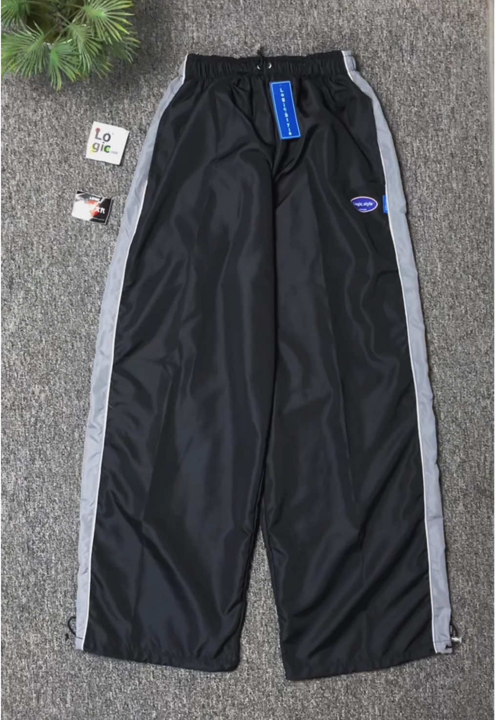 Celana parasut baggy style Korea! Nyaman dipakai, cocok buat nongkrong & OOTD streetwear. Harga cuma 88rb-an loh! #celanapants #baggyparasut #ootdkeren #streetwearindo #celanapria  