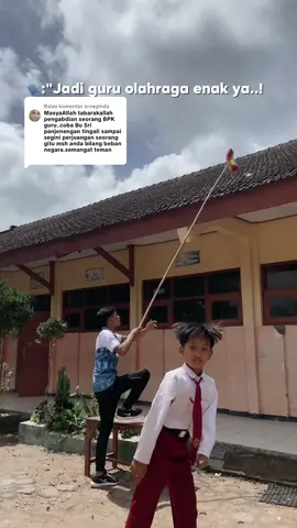 Membalas @arvaginda beban negara kadang tugasnya ga hanya nemenin murid pipis tapi juga ambil sepatu murid di genteng 🤣🥳#massguruwae #gurusd 