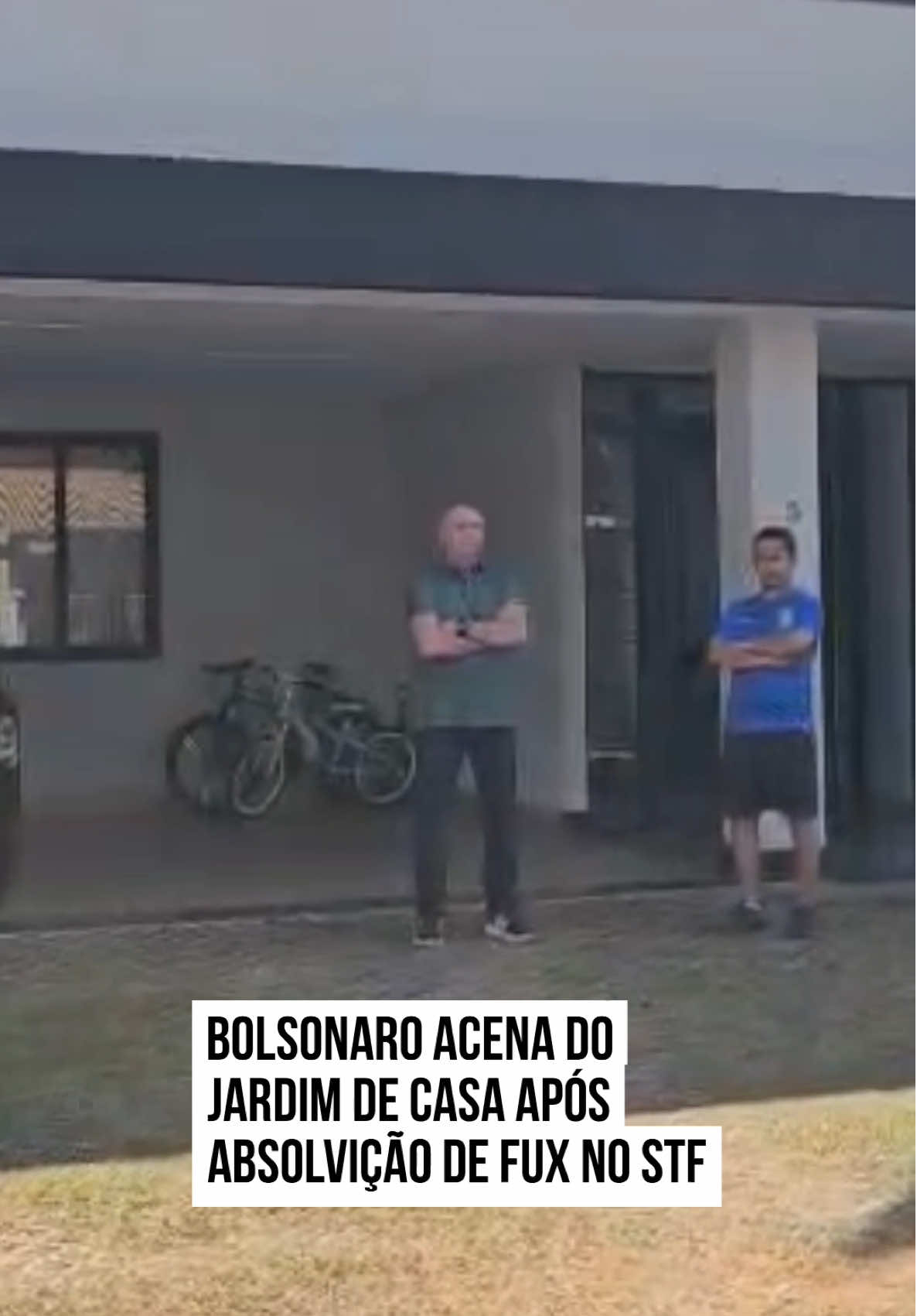 O ex-presidente Jair Bolsonaro (PL) apareceu no jardim em frente a sua casa, no condomínio Solar de Brasília, no Jardim Botânico, nesta quinta-feira (11/9). Bolsonaro cumpre prisão domiciliar por ordem do ministro #AlexandredeMoraes, do Supremo Tribunal Federal (STF). Com o portão aberto, #Bolsonaro foi fotografado e filmado casa na manhã do quinto dia do julgamento da trama golpista no STF e um dia após o voto do ministro #LuizFux, que o absolveu. Em frente ao condomínio, não há movimentação de apoiadores ou opositores. #tiktoknotícias  📹 Metrópoles