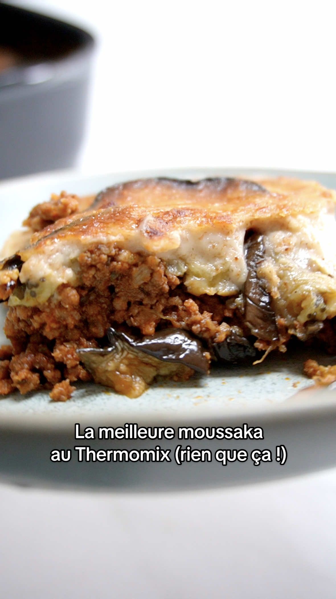 La recette est sur le blog (site internet Yummix.fr 🔥), ainsi que mon récit sa genèse bien arrosée (ceux qui savent, savent !) Bref, après de nombreux essais, je tiens enfin ma recette de moussaka au Thermomix, et je n’en changerai plus !  Le secret de son goût irrésistible : un vrai roux à la base de la béchamel.  Essayez et dites-nous ce que vous en avez pensé ! 