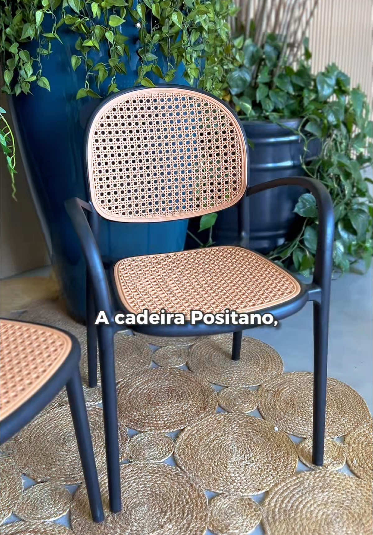 ✨ Chegou a cadeira que vai completar sua mesa de jantar! ✨ A Cadeira Positano une beleza, conforto e resistência, com assento em textura de rattan e estrutura de alta durabilidade. Disponível em duas versões para você escolher: 🪑 Com apoio de braço – R$469,90 cada (57x57x84,5cm) 🪑 Sem apoio de braço – R$369,90 cada (57x47x84,5cm) 👉 Venha garantir a sua aqui no Vila! 💚 #MesaDeJantar #Decoração #VilaEspaçoBazar #CadeiraPositano #Móveis