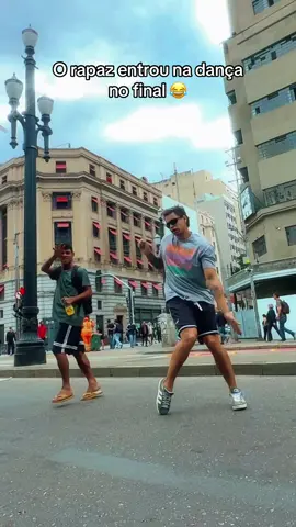 O rapaz entrou na dança ao som dos anos 2000 “Infinity 2008” #dance #freestep #anos2000 #2000s #00s 