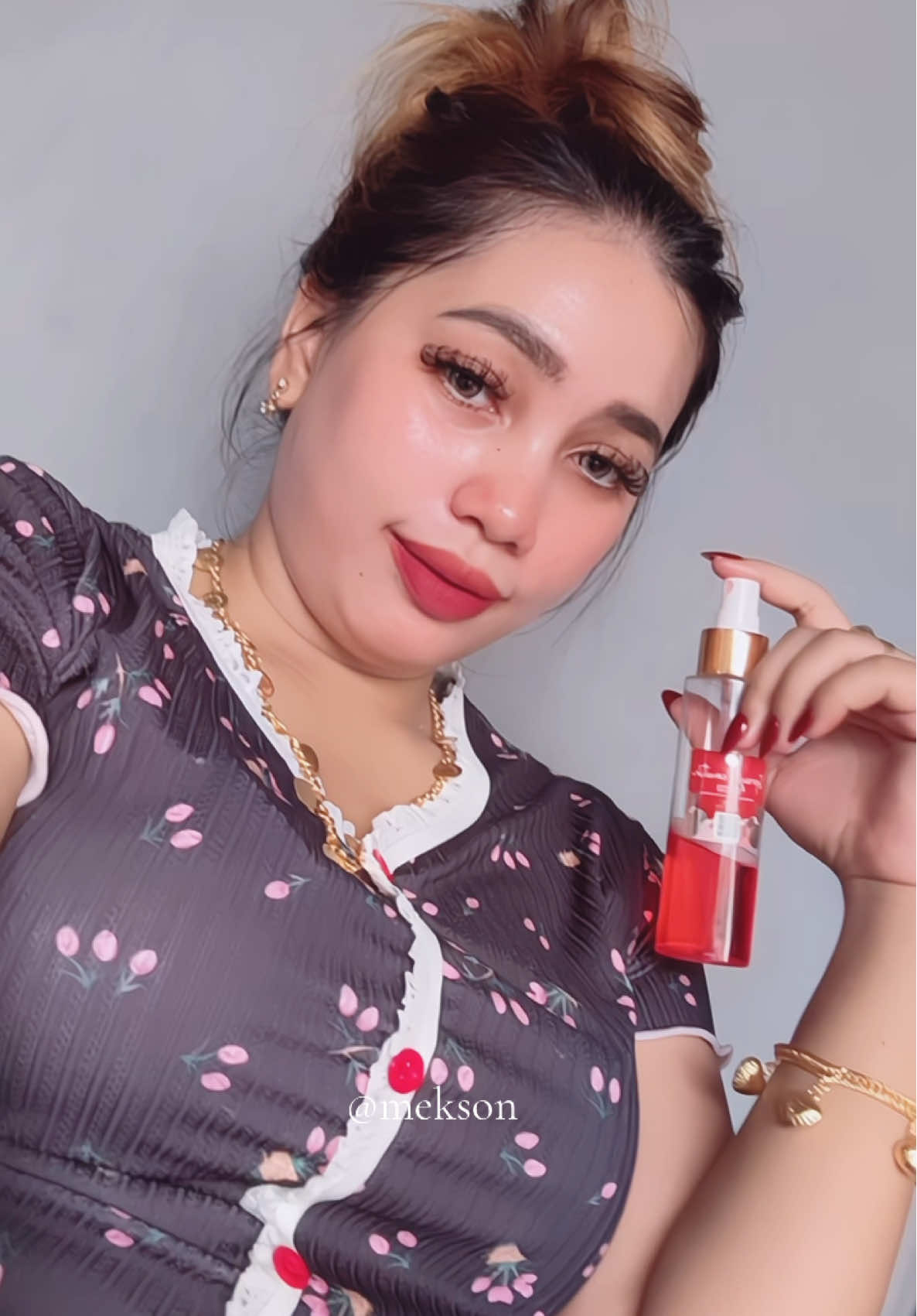 sprey “ pun dah cantek ,lincin lembab ja skin kulit muka korang 😚janji kosisten jer 🤪🤍kalau korang nak beg kuning ada di bawah 🥹#sprey #spreyamora #spreypemutih 