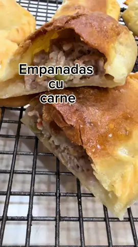 Empanadas cu carne Aluat: 500 gr făină 1 plic praf de copt 300 ml apă 2 linguri ulei 1 linguriță sare 1 linguriță oțet Umplutură: 500 gr carne tocată condimentată după gust 1 ceapă 1 ardei #empanadas #homemadefood #bakinglove #deliciousrecipes #comfortfood 
