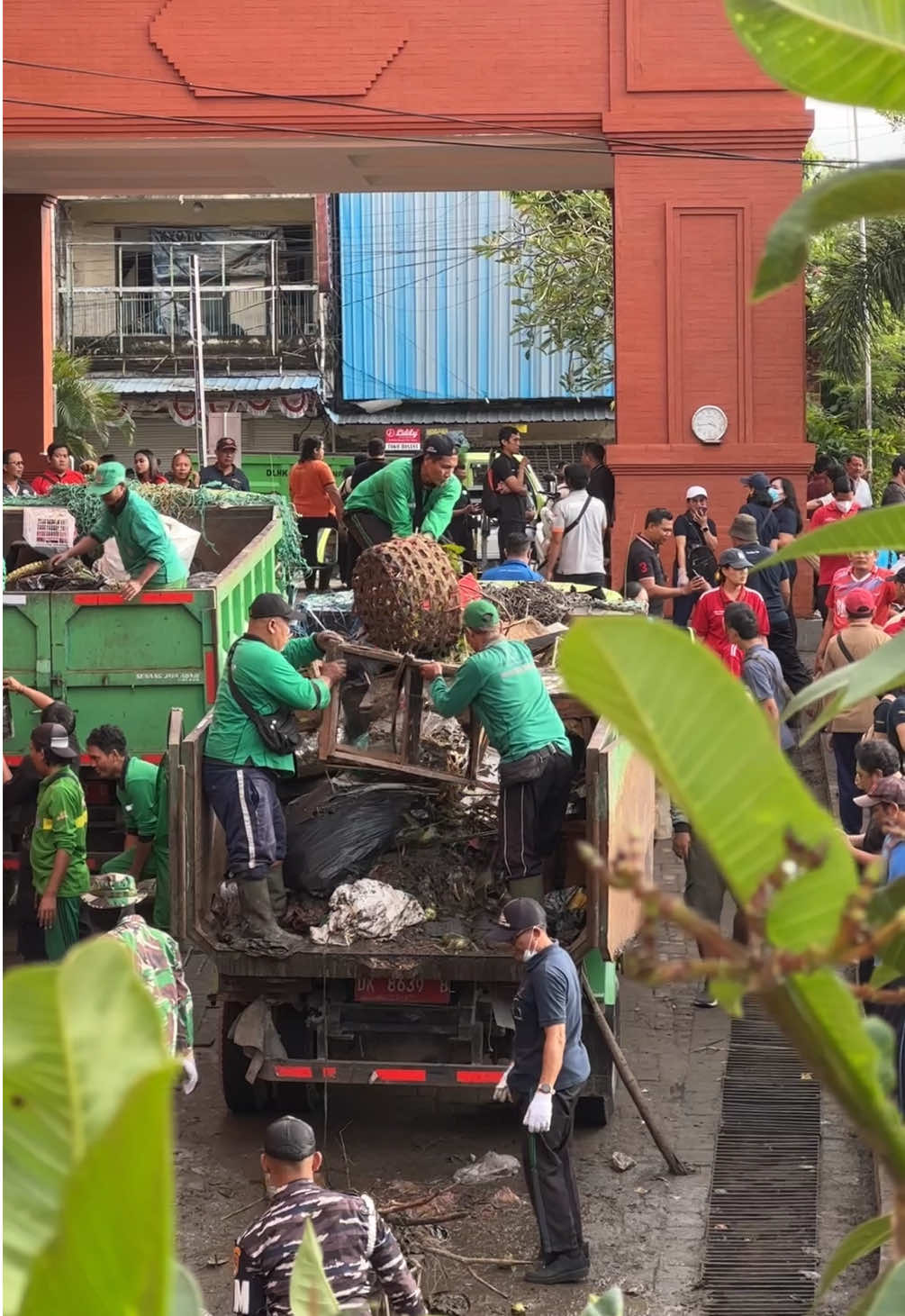 Pagi ini Walikota, Wakil Walikota, Sekda Kota Denpasar, bersama jajaran dan juga unsur TNI, kepolisian, serta pasukan hijau Kota Denpasar bergotong royong bersama masyarakat untuk membersihkan kawasan Pasar Badung pasca bencana banjir yang melanda Denpasar (9/9). #banjirdenpasar #denpasarkota #denpasarbangkit #denpasarpulih