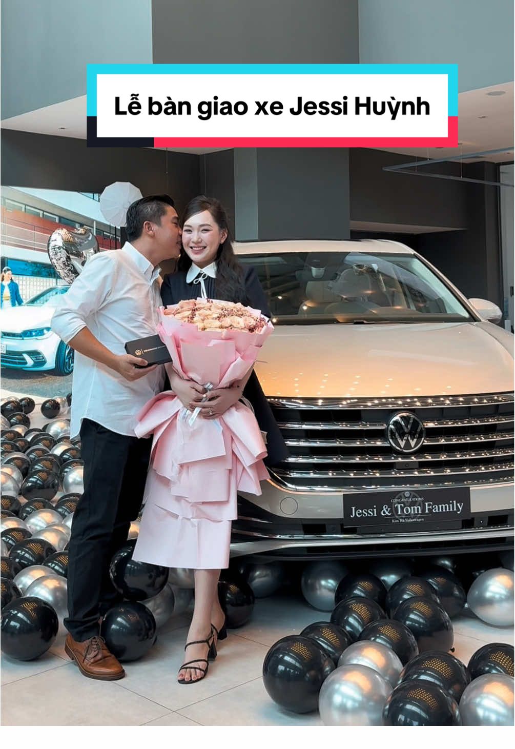 Chúc mừng gia đình Anh Chị cực cực dễ thương. Em vẫn ấn tượng đôi vớ #viloran #jessi #tomfamily #xoanvolkswagen #volkswagengolden 