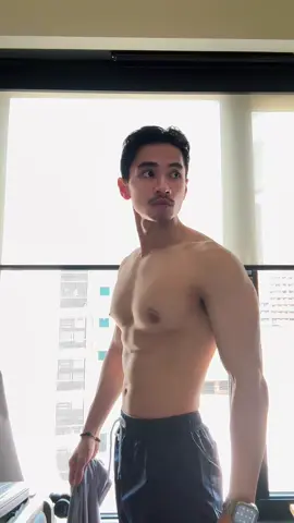 “Fit body itu hasil konsistensi. Fit outfit itu hasil taste. Fit perfume itu hasil budget. Masalahnya…  banyak sih yang konsisten, tapi konsisten ngeluh? 🤭🔥” Jangan lagi ya dek ya… #fyppppppppppppppppppppppp #outfitinspo #Lifestyle #xyzbca #muscleup 