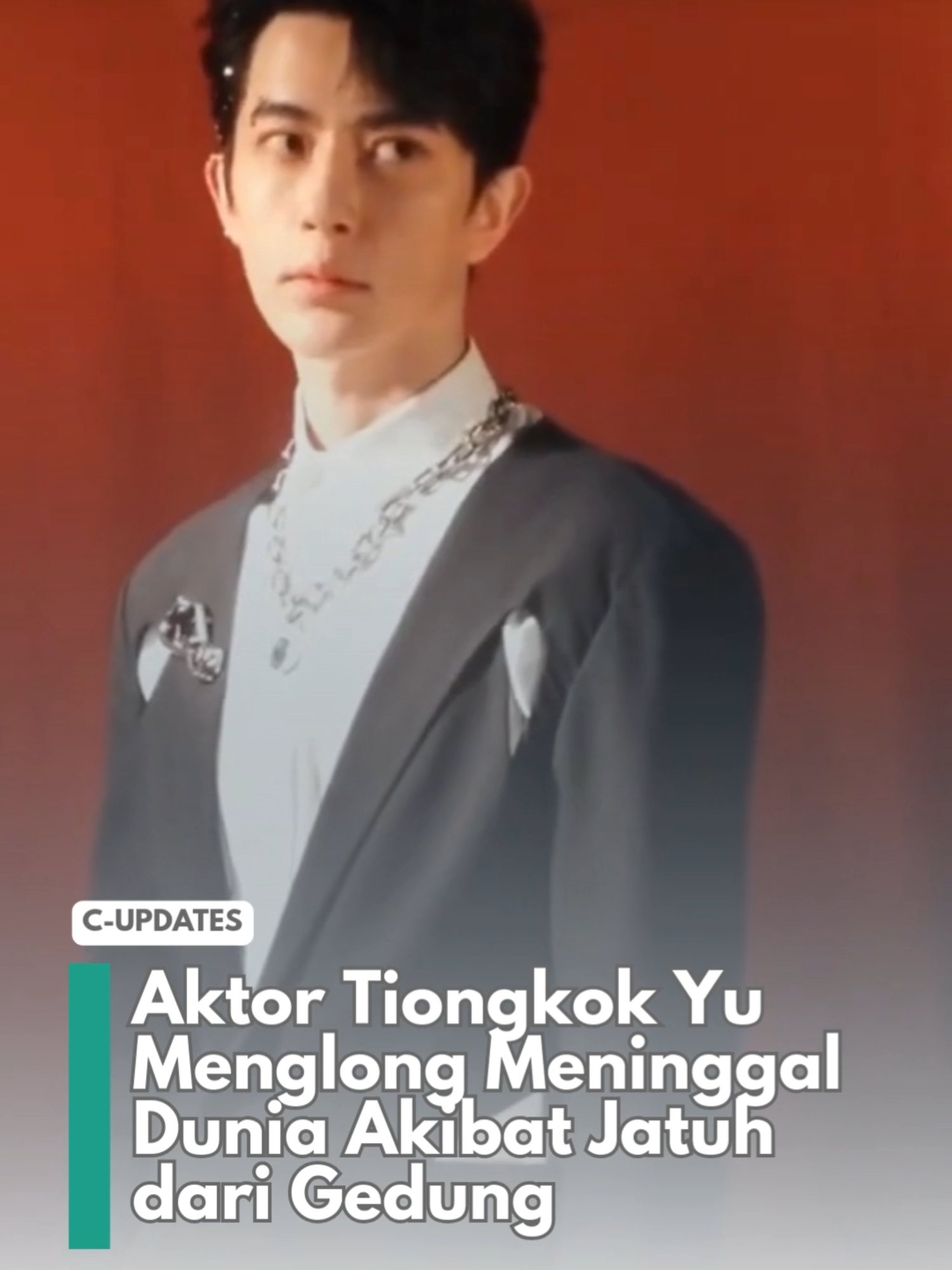 Aktor Tiongkok Yu Menglong Meninggal Dunia Akibat Jatuh dari Gedung Pada tanggal 11 September, manajemen resmi Yu Menglong merilis kabar duka di media sosial. Dalam pernyataannya disebutkan bahwa sang aktor meninggal dunia karena jatuh dari gedung. Polisi telah menyingkirkan dugaan tindak kriminal. Pihak studio menuliskan, “Semoga almarhum beristirahat dengan tenang, dan semoga mereka yang ditinggalkan tetap kuat,”. Sebelumnya, media hiburan Tiongkok sempat melaporkan detail kejadian tetapi tak kunjung terkonfirmasi kabarnya. Yu Menglong diketahui sempat menghadiri acara makan malam bersama teman-teman di Beijing. Ia kemudian kembali ke kamar pada dini hari dan mengunci pintu. Beberapa jam setelahnya, jasadnya ditemukan di bawah gedung oleh seorang warga yang sedang berjalan. Baca selengkapnya: https://overseasidol.com/aktor-tiongkok-yu-menglong-meninggal-dunia-akibat-jatuh-dari-gedung/ #yumenglong #于朦胧 #chineseactor #cdrama