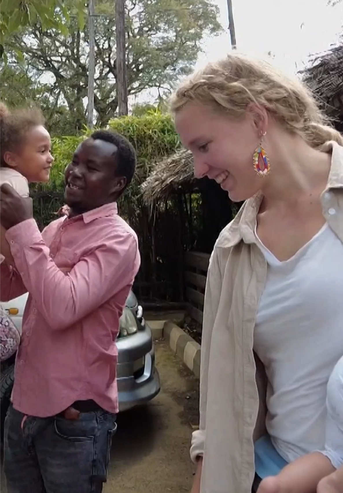 Sarah und James wandern mit ihren zwei gemeinsamen Kindern nach Tansania aus 🇹🇿 Doch ihr Traumland macht es Sarah schwerer als erwartet: Die kleine Tochter hat schnell Heimweh und das bricht Mama Sarah das Herz 💔 Auch die Lebensumstände mit der afrikanischen Großfamilie und die finanziellen Herausforderungen mit dem Safariunternehmen und zwei neu gebauten Ferienwohnungen bringen mehr Stress und Probleme als gedacht 😳 Wird Sarah diese Herausforderungen meistern? Das seht ihr am Freitag um 20:15 Uhr bei „Goodbye Deutschland“ bei VOX oder jederzeit auf RTL+! #VOX #GoodbyeDeutschland #auswandern #Tansania #RTLPlus 
