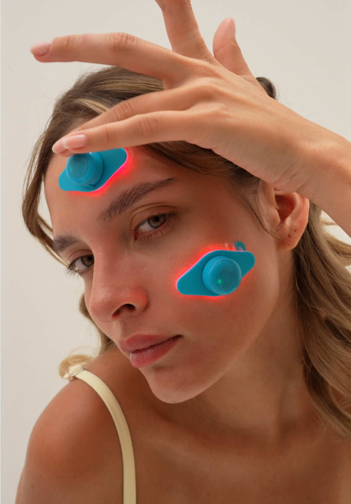 Acne’s new enemy: red + blue light, rechargeable, and oh-so-cute ♡ 