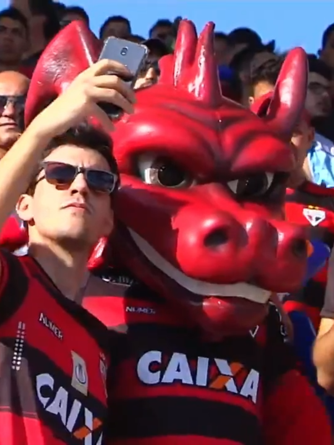 🔥🐉🏟️ O DIA EM QUE O CASTELO DO DRAGÃO RESSURGIU! 🏟️🐉🔥 Nunca vou esquecer aquele dia histórico ✨⚽… a reinauguração do Estádio Antônio Accioly 🏟️🔥, queridamente chamado e conhecido como Castelo do Dragão 🐉❤️, que poderia ter desaparecido, mas ressurgiu das cinzas 🔥💫 mais imponente do que nunca! E lá estava a torcida atleticana 👨‍👩‍👧‍👦🖤❤️, cheia de emoção 😍🎶, cantando, vibrando, celebrando cada detalhe do nosso estádio modernizado 🏟️💎. O coração de todos batia forte ❤️🐉, e quando veio o gol do Kaiser ⚽🔥, foi como se o céu tivesse descido sobre o Dragão 🌟🐉… pura alegria, emoção e orgulho! 🙌🔥 Ver o Castelo do Dragão ressurgir das cinzas 🔥🏟️, voltando a ser símbolo de força, tradição e paixão, é sentir no peito o verdadeiro amor pelo Atlético Goianiense 🐉⚽❤️. Hoje, ele é o melhor estádio do Centro-Oeste 🏟️💫, e cada canto, cada arquibancada, cada detalhe conta a história de resistência, coragem e fé 🙏🔥. 🌟🐉🔥 Esse é o poder do amor, da união e da paixão! O Dragão renasceu, a torcida vibrou, e juntos mostramos que o Atlético Goianiense é eterno! 🔥🐉🌟 — Paulo Marcos Dragolino #️⃣ #CasteloDoDragão 🏟️🔥🐉 #AtléticoGoianiense 🐉⚽❤️ #Dragolino 🎭🐉🔥 #ReinauguraçãoHistórica 🏟️✨ #TorcidaAtleticana 👨‍👩‍👧‍👦🖤❤️ #KaiserGol ⚽🔥🐉 #MelhorEstádioCentroOeste 🏟️💫 #PaixãoRubroNegra 🖤❤️🔥 #AmorInfinito ❤️🐉🔥 #SouDragãoSempre 🐉
