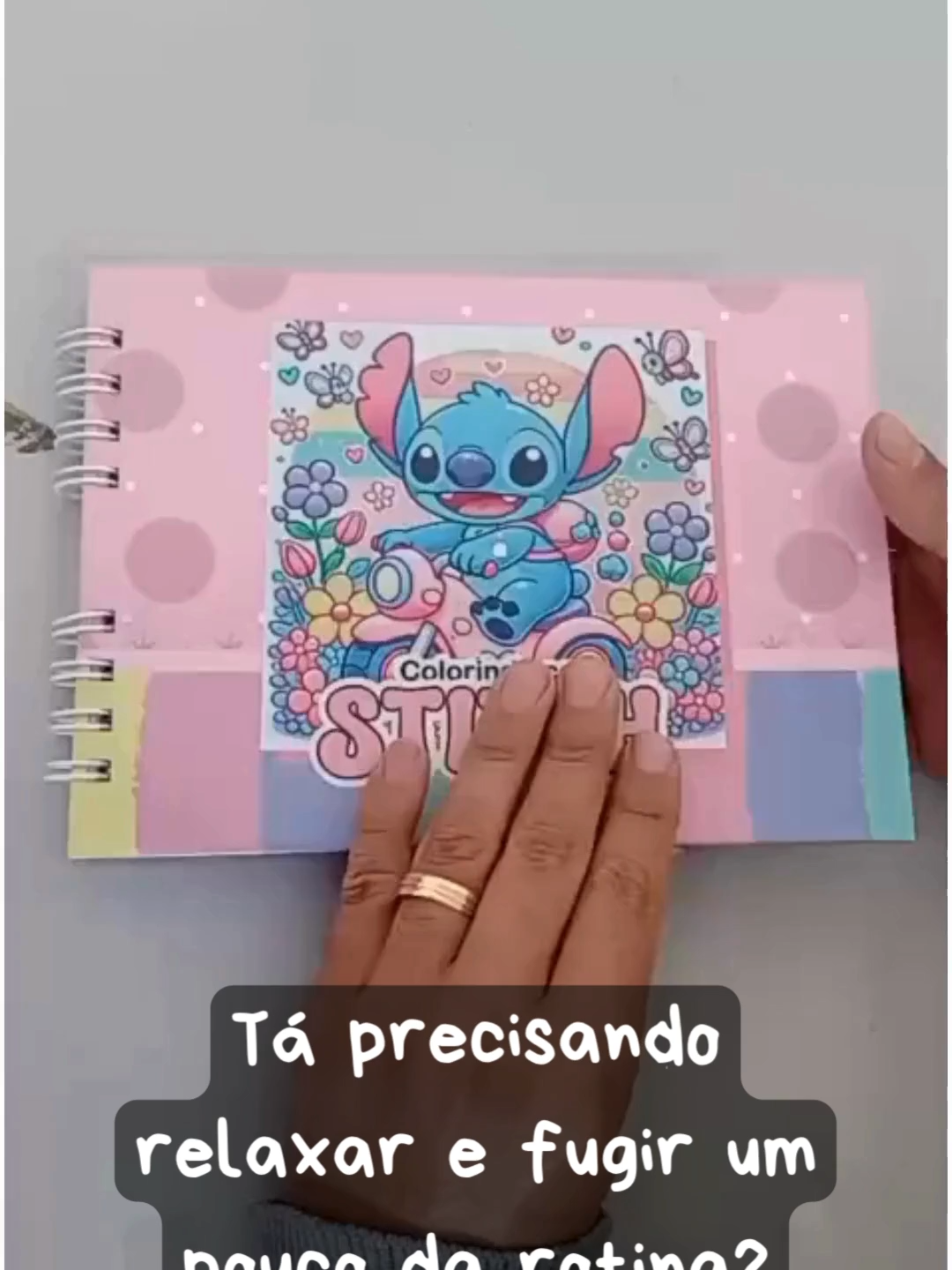 Bobbie Goods Livro De Colorir Stitch Com 50 Folhas Novo Livro de Colorir do Stitch - 50 Páginas de Diversão e Relaxamento! Colorir é mais do que uma simples atividade – é uma verdadeira terapia para a mente e um convite ao relaxamento! Agora, você pode combinar a arte e a qualidade com o novo Livro de Colorir do Stitch! Com 50 folhas, cada uma com um desenho exclusivo do adorável Stitch, este livro oferece a oportunidade de se divertir enquanto estimula a criatividade. A capa do livro, medindo 22x16 cm, é feita de papel fotográfico com laminação fosca, o que a torna resistente a respingos e fácil de limpar com um pano úmido. Ela não só protege o seu livro, mas também transforma o produto em um item bonito e durável, que você pode levar para qualquer lugar. As páginas internas, de papel offset 180 gramas, são de alta qualidade e impedem que a tinta passe para o outro lado, proporcionando uma experiência de colorir sem preocupações. Cada folha A5 (15x21 cm) é impressa apenas na frente, em preto, dando a você um amplo espaço para explorar todas as cores da sua imaginação. E tem mais! O livro acompanha um acetato reposicionável, que protege as páginas enquanto você pinta, permitindo que você libere toda a sua criatividade sem se preocupar com danos. Por que colorir? Não é apenas para crianças – é uma maneira fantástica de aliviar o estresse, exercitar a criatividade e até mesmo meditar. Faça uma pausa na rotina e mergulhe em momentos de prazer artístico com o livro de colorir do Stitch. Adquira já o seu e descubra o prazer de colorir cada uma das 50 ilustrações que trazem à vida o seu personagem favorito, Stitch! Descrição do Livro de Colorir do Stitch Capa Premium: Tamanho 22x16 cm Papel fotográfico com laminação fosca, resistente a respingos Fácil de limpar com pano úmido Páginas Internas: Tamanho A5 (15x21 cm) Papel offset 180 gramas, ideal para evitar que a tinta passe para o outro lado Impressão em preto, apenas na frente, oferecendo amplo espaço para colorir Acessório Incluso: Acompanha acetato reposicionável para proteger as páginas durante a pintura Benefícios: Perfeito para aliviar o estresse e relaxar Estimula a criatividade e proporciona momentos de diversão Ideal para todas as idades – colorir é uma verdadeira terapia Transforme cada página em uma obra de arte com o livro de colorir do Stitch! #bobbiegoodscoloringbook#bobbiegood#bobbiegoodscoloringpages#bobbiegods