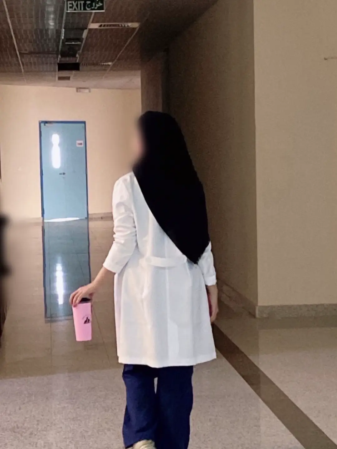 ياللّي تقول الدرب يسر وسهالات  ترا المصاعب ماتحرم مزوحي ماأعلنت خطواتي تعديت بسكات والصمت يغني عن مشاوير بوحي ماشفت بالدرب كم قابلت عثرات  أخفيت مجهود المدى والمعاناه وبان النجاح الي تبرّز بلوحي ماعطتني الدنيا فرص وأختيارات  أفرض الاحلام واتبع طموحي