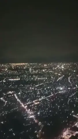 Surabaya di malam hari memang menawarkan pemandangan yang sangat indah, terutama jika dilihat dari udara.  https://youtube.com/shorts/RlsGnBV0SrE?si=2-oswm1UzMOXQsEd Lampu-lampu kota yang berkelap-kelip dan bangunan-bangunan yang megah menciptakan pemandangan yang spektakuler.  https://youtu.be/7y1gAa2uBDg?si=J6rzozuPggZDkzf6 Menara-tower yang menjulang tinggi dan jalan-jalan raya yang dipenuhi dengan kendaraan memberikan kesan dinamis dan modern.  https://youtu.be/Zh_W-VkF-Zg?si=4BAgO4C7kthuvB6a Surabaya, sebagai kota terbesar kedua di Indonesia, memiliki keunikan tersendiri dalam hal arsitektur dan kehidupan malamnya. https://youtu.be/yn5zSPd_FDM?si=ZB8g4UoLvfBXXAF1 Pemandangan dari udara ini tidak hanya menampilkan keindahan fisik kota, tetapi juga menggambarkan semangat dan kehidupan masyarakatnya. 🌃✨