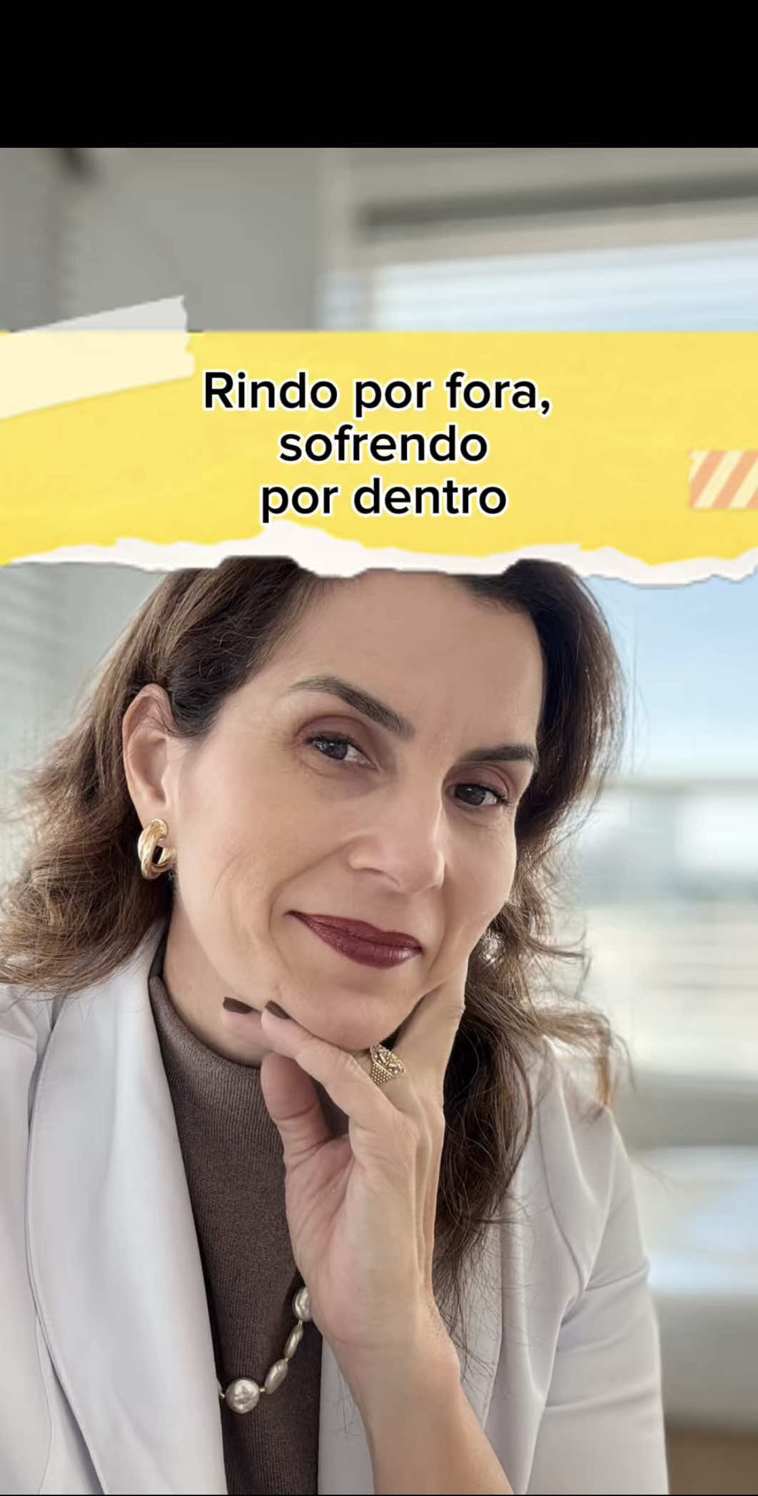 💛 Setembro é o mês de conscientização sobre saúde mental. No consultório, atendi um idoso que, mesmo rindo, estava profundamente deprimido. Os sinais não eram “apenas da idade”: cansaço, sonolência, esquecimento… sintomas que podem esconder um transtorno depressivo. 🔎 Estima-se que até 15% dos idosos apresentem sintomas de depressão – e muitos não recebem diagnóstico nem tratamento adequados. 👉 Precisamos parar de normalizar tudo como “coisa da idade”. 👉 Precisamos olhar com atenção para quem está ao nosso lado. 👉 Precisamos incentivar a busca por ajuda. Porque todo mundo merece viver muito, vivendo bem — sem dor invisível e sem solidão. 🌿 #SetembroAmarelo #SaúdeMental #DepressãoNoIdoso #ViverMuitoVivendoBem