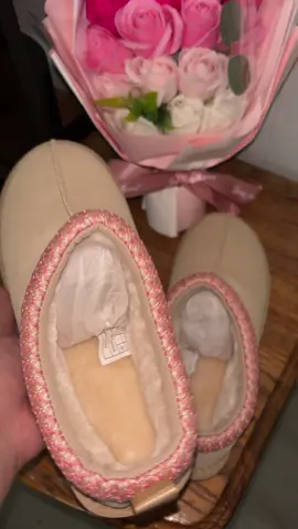 Amo!!😍 #slippers #momlife #autumn #pink #pinkslippers 