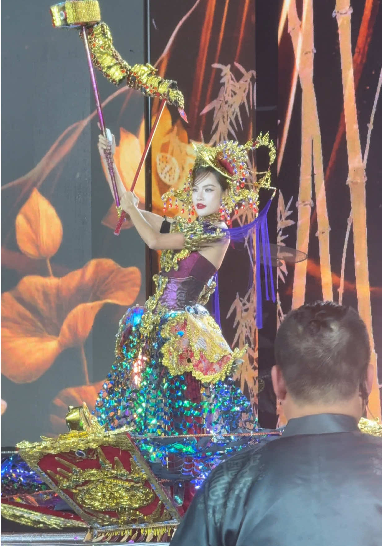 Hoa hậu Lê Hoàng Phương trình diễn trang phục Thăng Long Hội của NTK Nguyễn Hoàng tại The Grand National Costume  #missgrandinternational #missgrandvietnam #nationalcostume #lehoangphuong