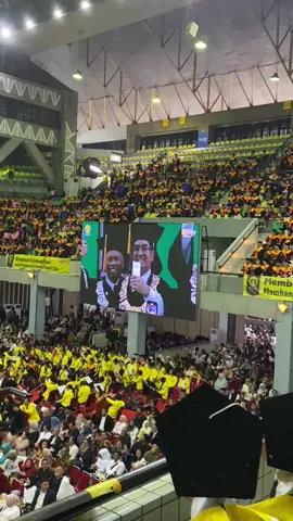 i wish i had the same idgaf level as the rektor & jajarannya (udah disorakin satu balairung tapi tetep lanjut promosi dana abadi wkwk hadeh) #wisudaui 