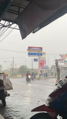 🥶🌧️#lewatberanda #page #4u #klebus #jombang24jam #fyp 