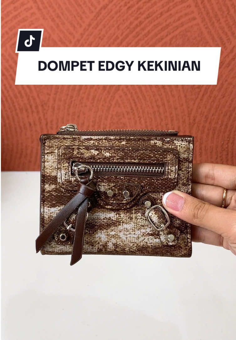 Lengkapi style kamu dengan dompet edgy Aluna Wallet Jims Honey! #alunawalletjimshoney #Jimshoneysurabayastore  #PromoGuncang99 #GajianSale -abl