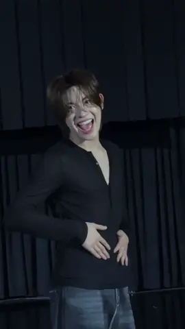 แล้วชุดโป๊มาก แต่ตำรวจไม่ลง ถามเบบี๋เอวเท่าไหร่ เบบี๋บอกเอว 27 อ้วนขึ้น (ไม่จริง!) คือหุ่นโค่ดโซ๊ะโค่ดแส่บ 😛🤩 #TheRosesTHxTleFirstone #firstone #เฟิร์สวันวรรณกร #tlefirstone #firstone_wnk 