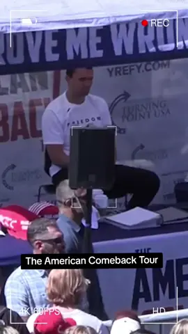 Charlie Kirk, fundador da Turning Point USA, foi baleado no pescoço durante um evento em Utah. O disparo teria partido de um prédio próximo, enquanto cerca de três mil pessoas assistiam à apresentação. Ele foi levado ao hospital em estado crítico, e a polícia segue investigando o ataque.