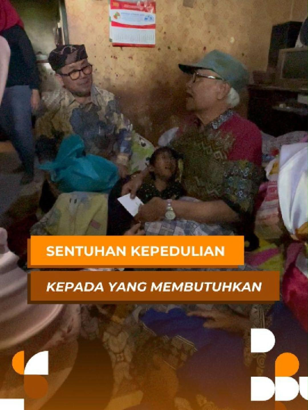 Bupati Cirebon Drs. H. Imron, M.Ag meninjau secara langsung kondisi anak yatim piatu yang sedang sakit dan kurang mampu di Desa Kemlaka Gede, Blok Weringin RT 02 RW 05, Kecamatan Tengah Tani. Kunjungan ini turut didampingi oleh Kepala Dinas Sosial (Kadinsos) dan Kepala Dinas Kesehatan (Kadinkes) Kabupaten Cirebon. 🤝🏛👶 . Kegiatan ini bertujuan untuk memberikan perhatian langsung, memastikan kebutuhan kesehatan dan sosial anak tersebut terpenuhi, serta sebagai wujud kepedulian Pemerintah Kabupaten Cirebon dalam mendukung kesejahteraan masyarakat yang membutuhkan. . Selain itu, kunjungan ini menjadi langkah konkret dalam mempererat hubungan antara pemerintah dan masyarakat melalui pelayanan yang cepat dan tepat sasaran. 🏥💞🍲 . Semoga melalui kunjungan ini, bantuan yang diberikan dapat meringankan beban anak tersebut, meningkatkan kualitas hidupnya, dan menjadi pengingat bersama akan pentingnya kepedulian terhadap sesama di Kabupaten Cirebon. 🙏✨❤️ . #BupatiCirebon #KadinsosCirebon #KadinkesCirebon #PeduliSesama #KesejahteraanMasyarakat #KabupatenCirebon #fyppppppppppppppppppppppp #viral #fypシ゚ #majubersama #tiktok #indonesiamaju #indonesiaemas2045 #viralvideo #bupaticirebon #cirebon #warga #kabupatencirebon #xyzbca #fyppp #fyp #beranda #masukberanda