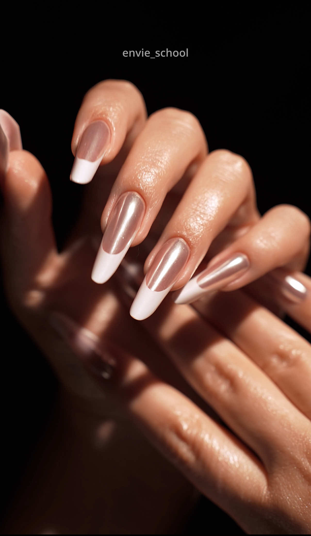 Glossy skin or glossy nails? Why choose just one 😎😍 #маникюр #идеиманикюра #дизайнногтей #naildesign #втирка #втиркананогтях #наращивание #nail #nailart 