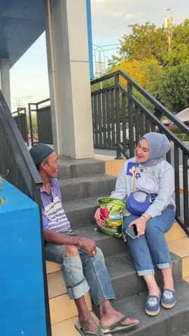 Saat Allah menaikkan level keuanganmu , jangan naikkan level gaya hidupmu , Tapi naikkanlah level sedekahmu setinggi mungkin 💪🏻🥰❤️ Btw, FYP sampe mana nii ?🥹🥹 #anitasrirezeki #asr #anitaberbagirezeki #fyp #masukberandafyp #masyaallahtabarakkallah #janganlupabersyukur #trendingtiktok #allahummabarik #viralvideo #perhatikanrakyatkecil #viraltiktok #jangantakutmiskindenganberbagi #rakyatindonesia #bantulahfakirmiskindilingkunganmu #pejualjalanan #fypsampemananih? #mudahkanrezekikuyaallah 