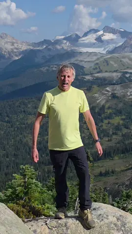Hoy me llegan los primeros invitados para vivir una extraordinaria aventura en Canadá en la nueva temporada de UNIVERSO CALLEJA y mientras estamos haciendo los preparativos, nos hemos topado en el mismo día en dos ocasiones con una pareja de osos negros al ladito nuestro! estos dos los grabe con el smartphone. Será una aventura salvaje! 