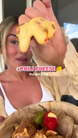 CHILI CHEESE BURGER KING 🔥  Recette pour 10 pièces :  10 tranches de cheddar  3/4 piments ( de préfèrence jalapenos)  Huile de friture  Un bol de chapelure  1 œuf battu  Paprika  1 bol de farine  #recette #chilicheese #burgerking 