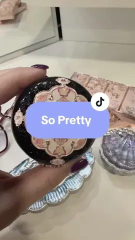 It’s GORGEOUS always #makeup #flowerknows #pretty #flowerknowsmakeup 