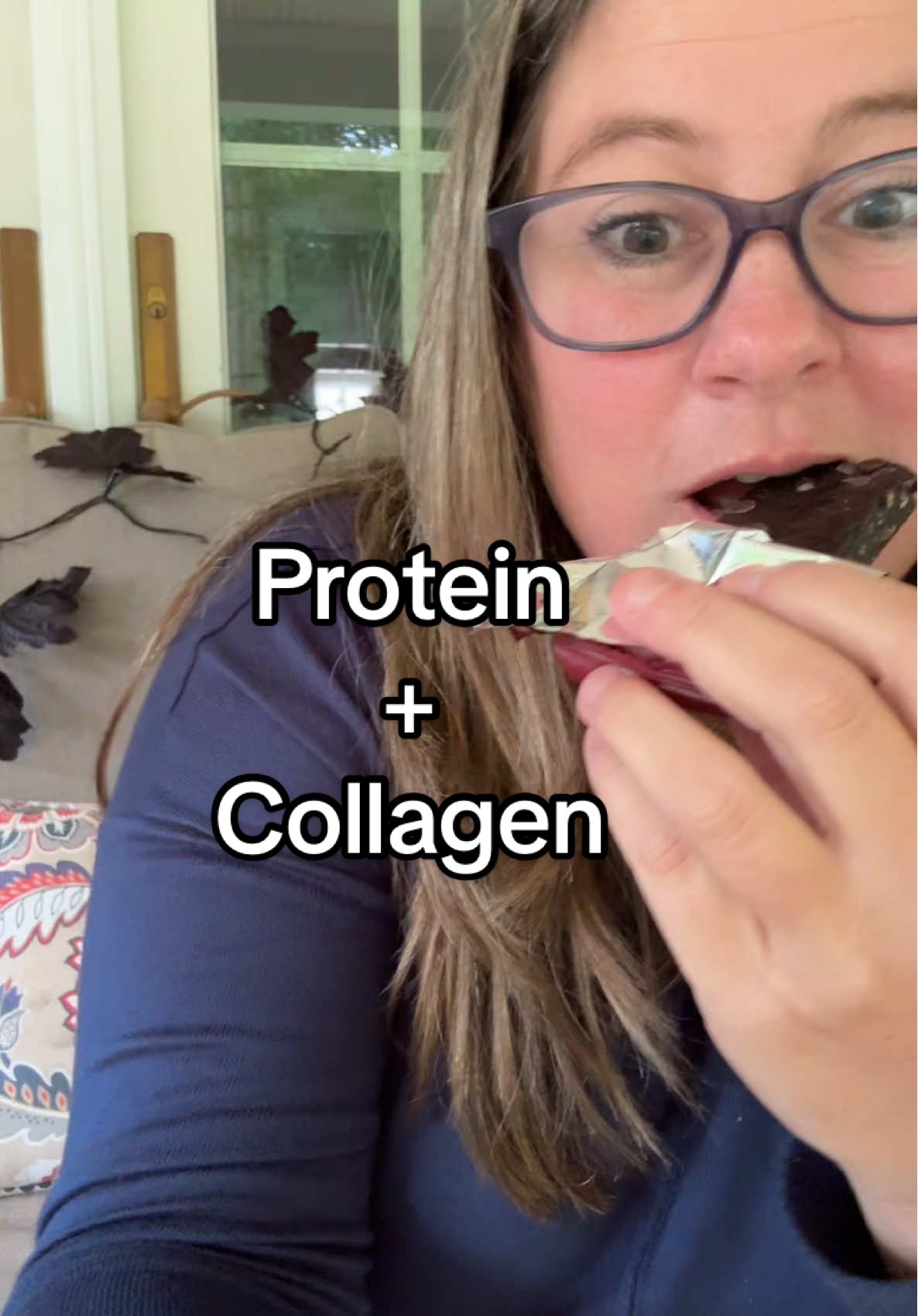 A protein bar that has 15 g of protein, but also collagen and kicker, only has 2 g of sugar. #ProteinSnacks #ProteinBars #EatMoreProtein #proteinbars #healthysnack @Stars and Honey 